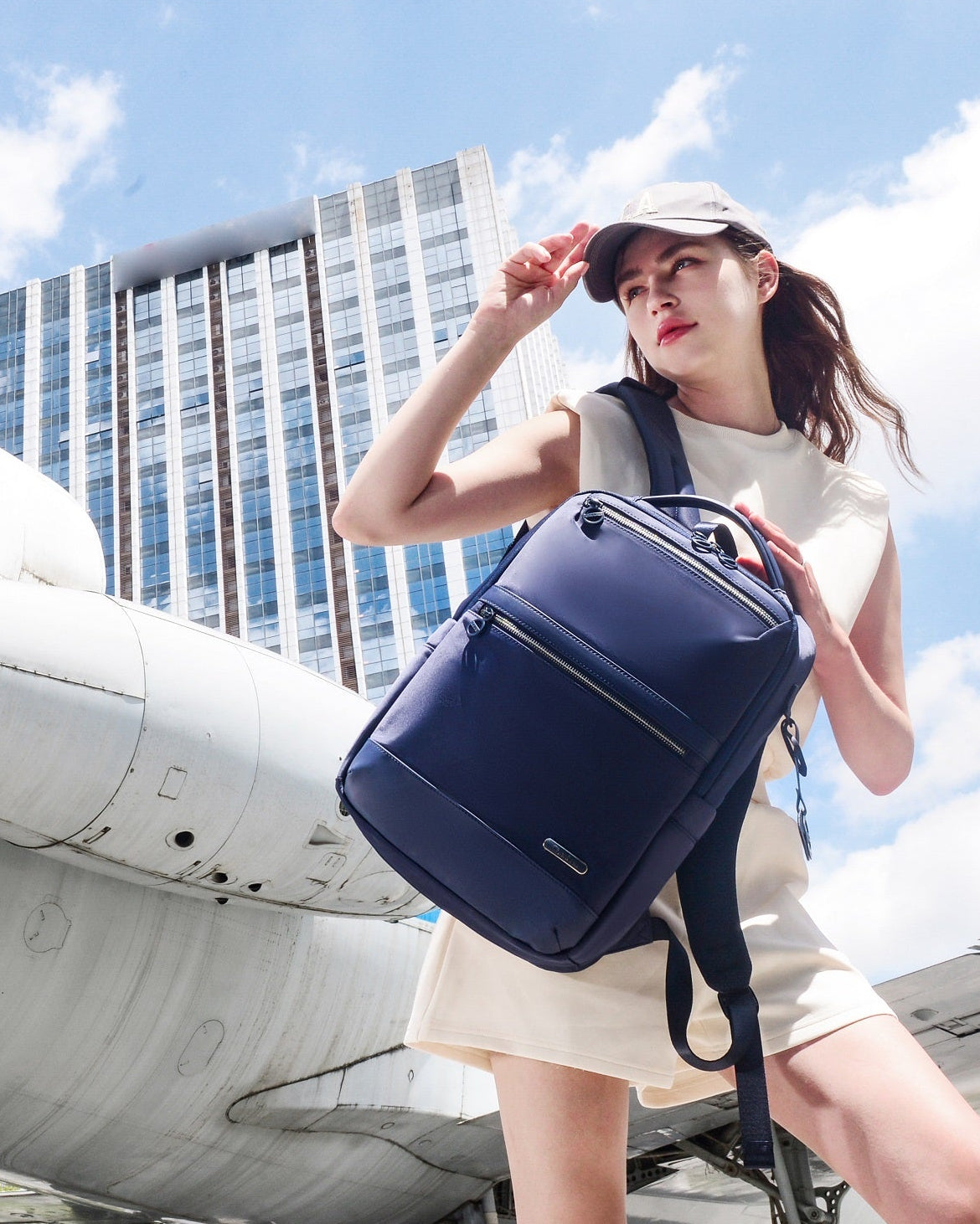 Damen Rucksack „Chantria“ im urbanen Stadtstil, getragen in einer modernen städtischen Umgebung, mit minimalistischem Design, ideal für Alltag, Arbeit und Freizeit.