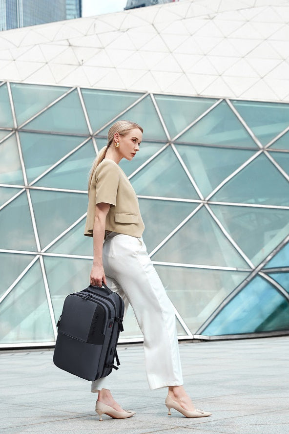 Frau trägt stylischen SC-BAG Rucksack – eleganter, ergonomischer Begleiter für Alltag und Büro