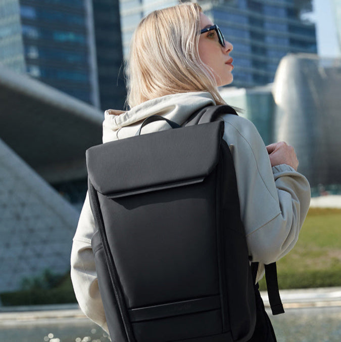 Frau trägt eleganten SC-BAG Business-Rucksack – stilvoller, ergonomischer Begleiter für Büro und Alltag