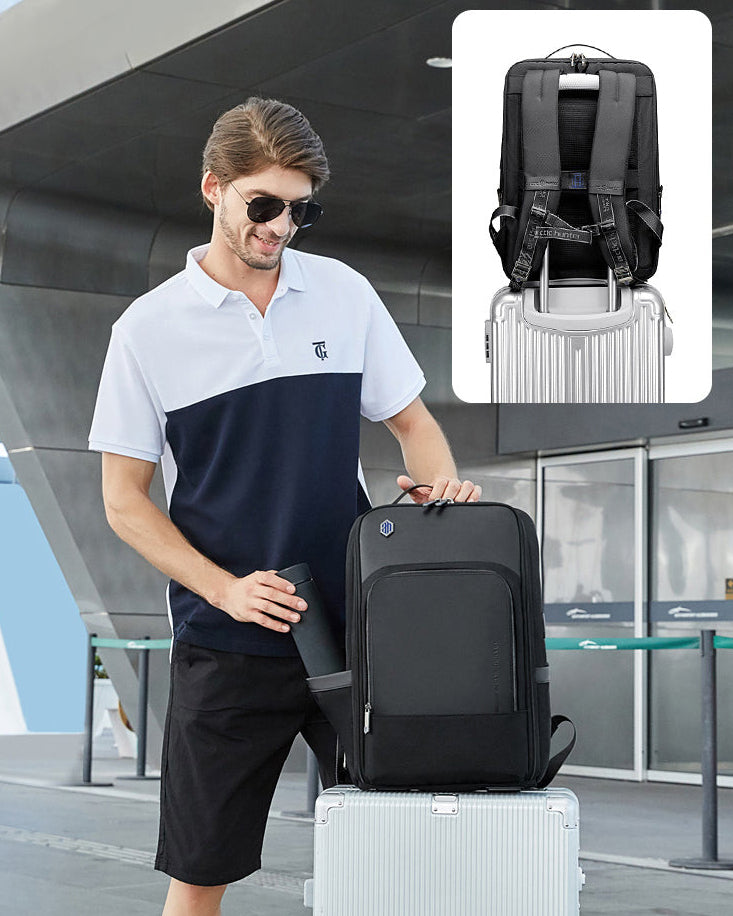 Ein Reisender am Flughafen Terminal mit dem Arctic Hunter Travel Chic Rucksack auf einem silbernen Koffer und seitlichem Flaschenfach.