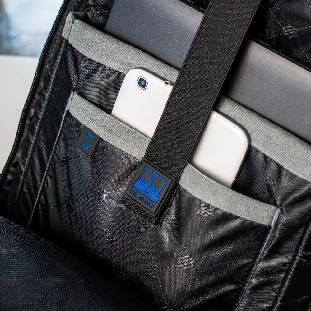 Innenansicht des ClassicTech Rucksacks mit gepolsterten Fächern für Laptop und Tablet sowie praktischem Organizer-System für Smartphone und Zubehör.