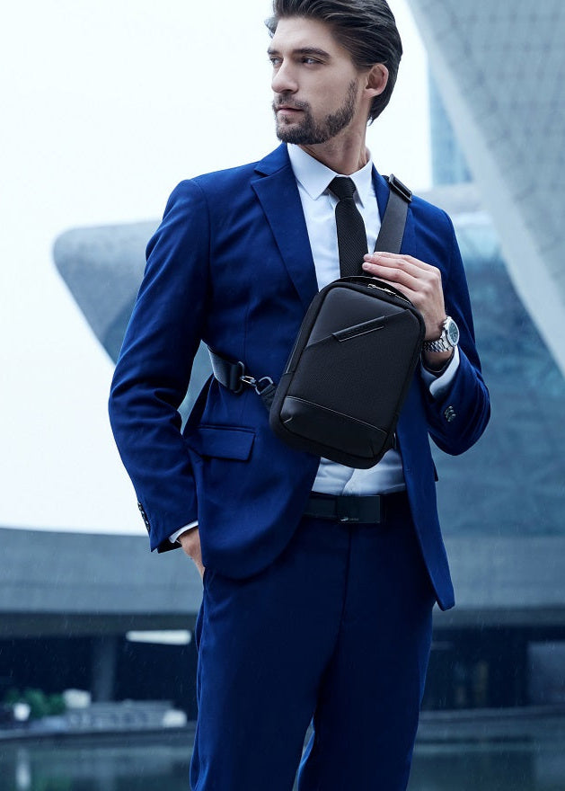 Eleganter Mann im Anzug mit schwarzer Umhängetasche von Arctic Hunter – Business Crossbody Bag für Herren, erhältlich bei SC-Bag