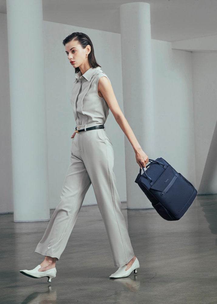 Frau trägt einen minimalistischen, modernen Rucksack – ideal für Arbeit, Alltag und Reisen, wasserabweisend mit Laptopfach und elegantem Design