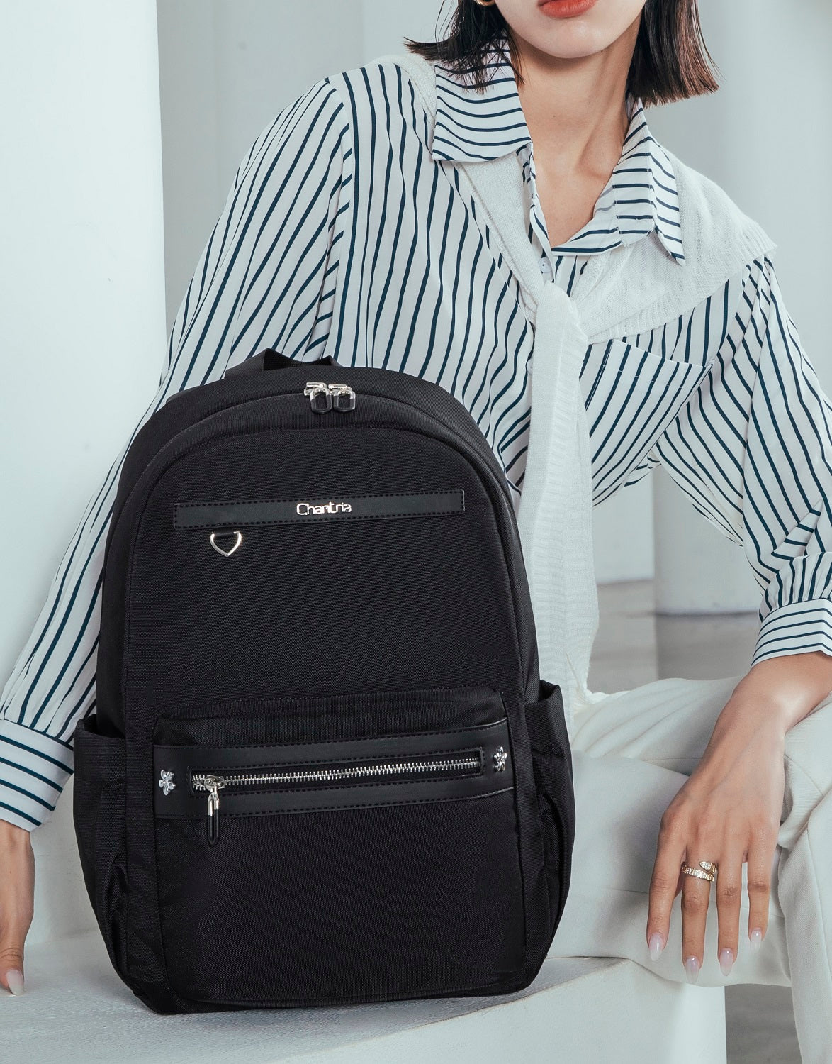 Frau mit elegantem SC-BAG Chantria Damenrucksack in Schwarz – stilvoller Rucksack für Alltag, Büro und City.