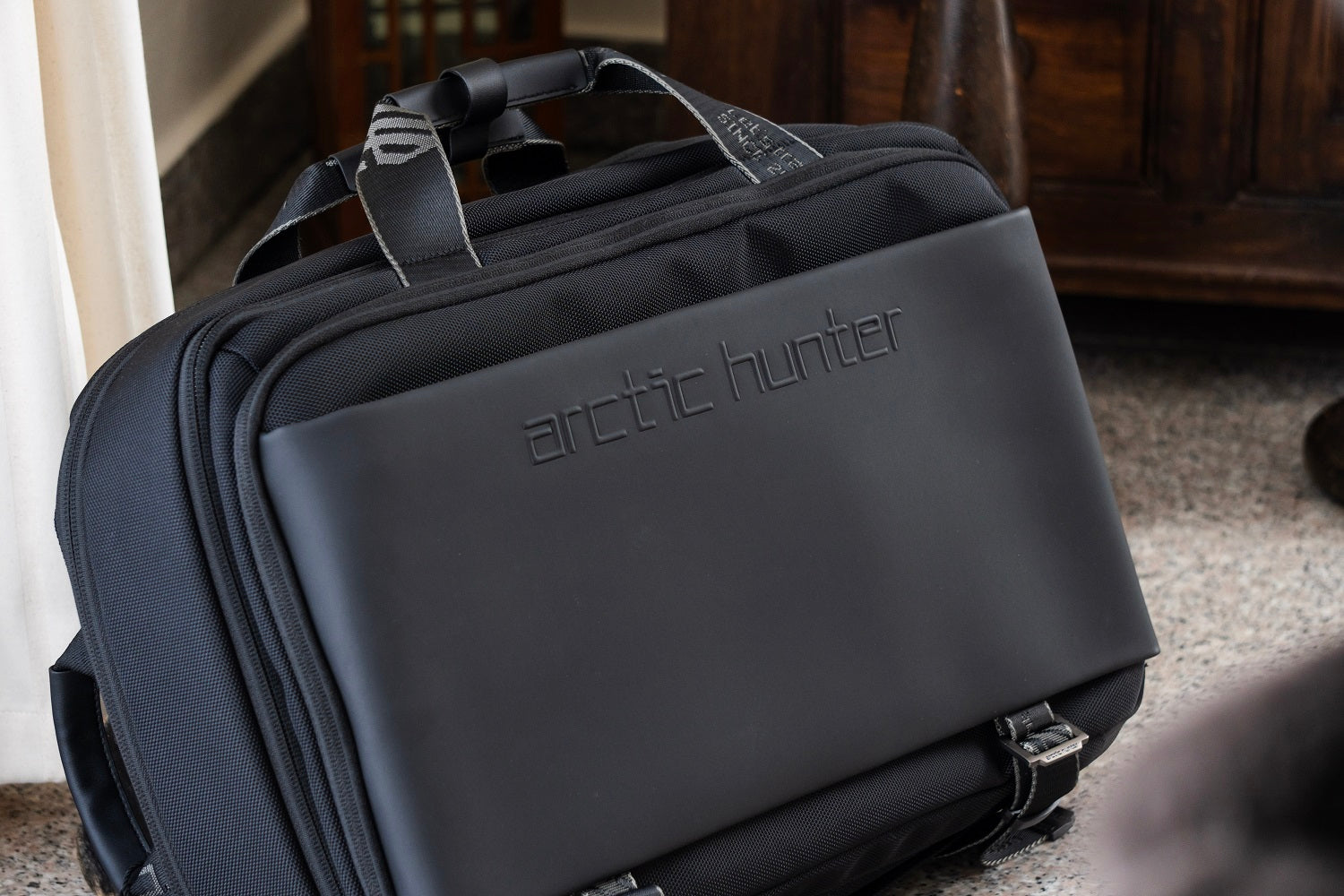 Vorderseite eines hochwertigen Laptop-Rucksacks mit modernem Business-Design, robustem Material und praktischen Fächern