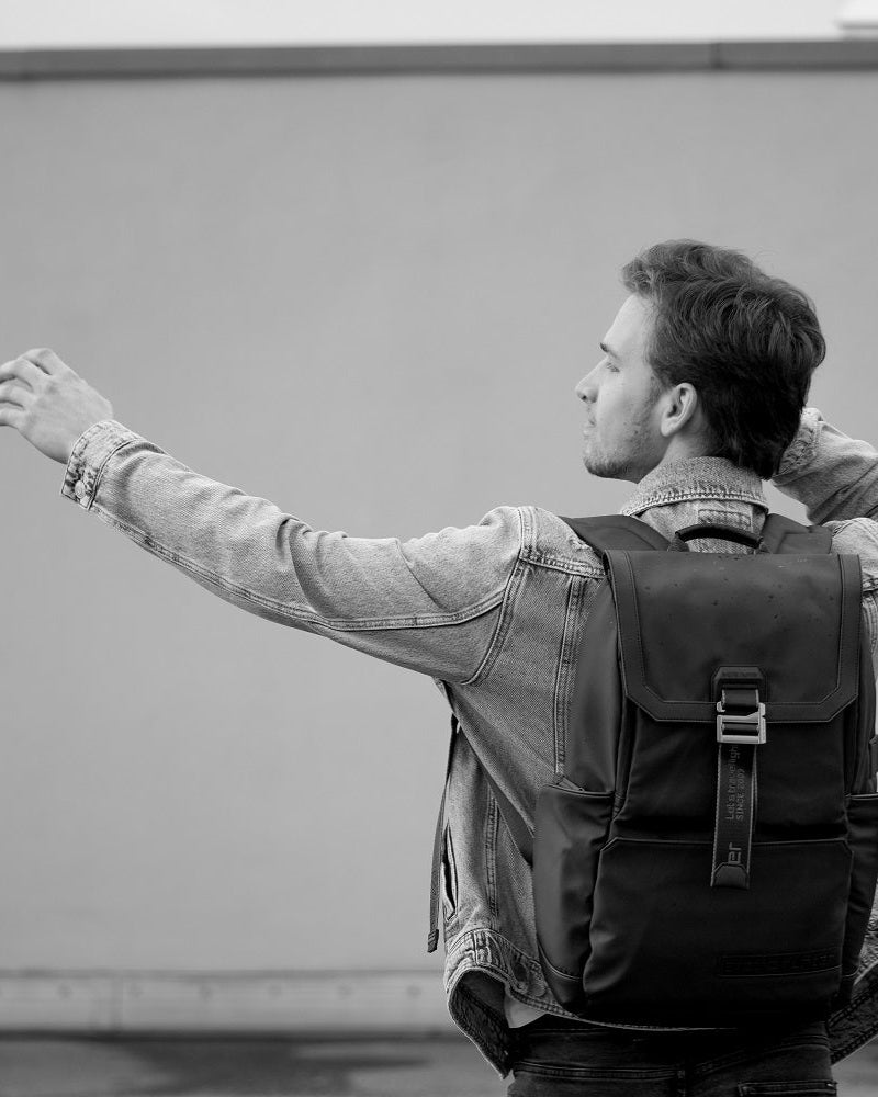 Minimalistischer und Statement-Rucksack nebeneinander auf weißem Hintergrund