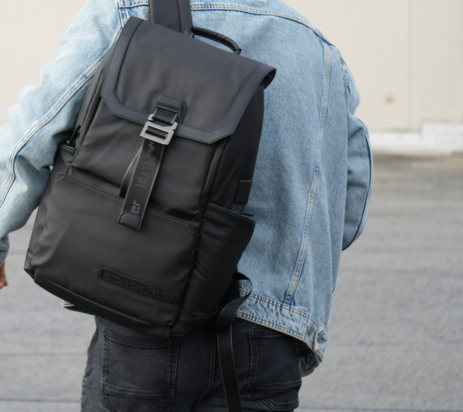 Model trägt SC-BAG Rucksack mit verstecktem Anti-Diebstahl-Fach – sicherer, stilvoller Begleiter für Alltag, Reisen und Business