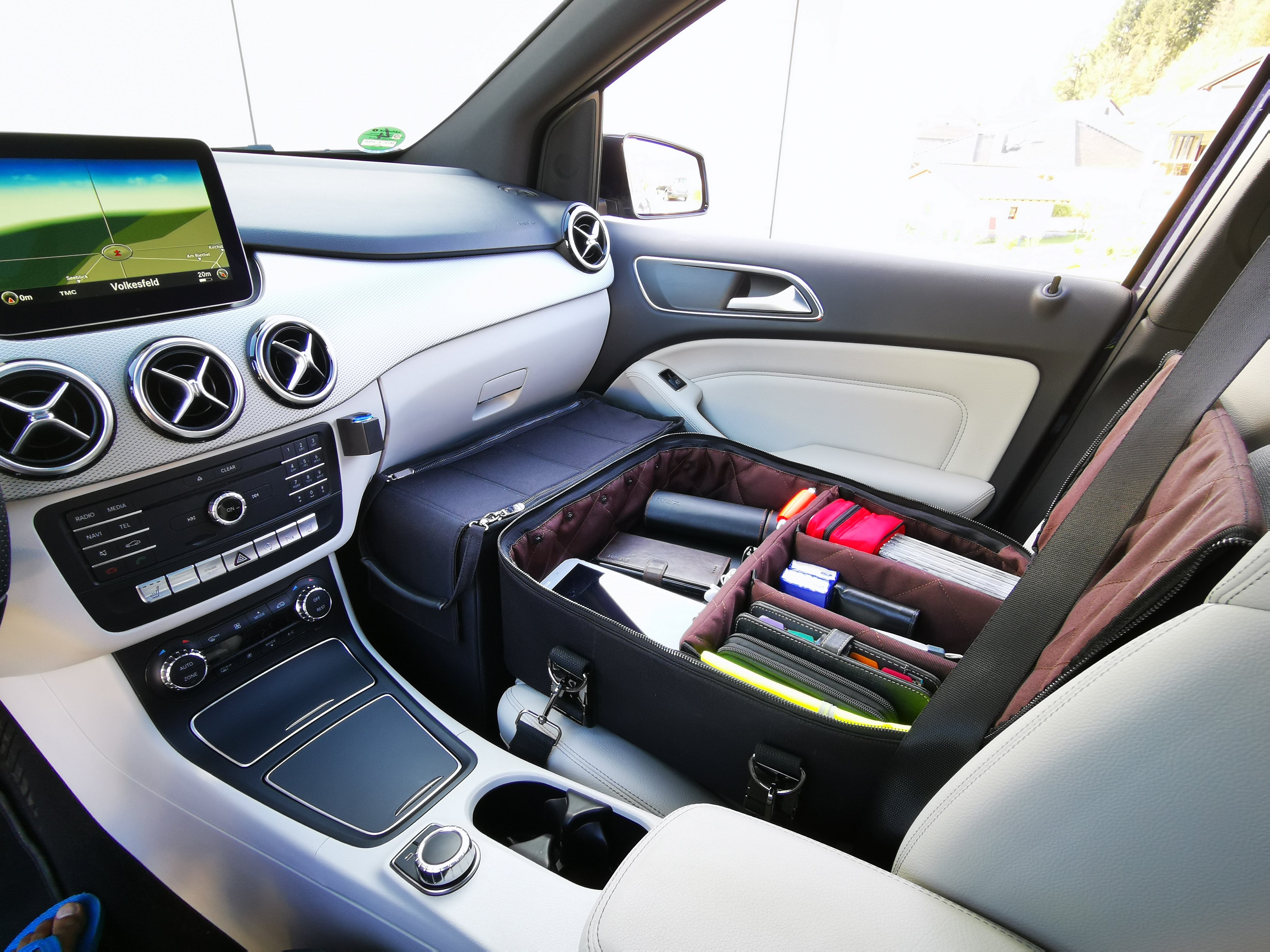 CSOS Auto Organizer Taschen – Sitz-Tasche und Fußraum-Tasche im Fahrzeug installiert, sicher befestigt und ordentlich befüllt mit Alltagsgegenständen für maximale Ordnung und Sicherheit.