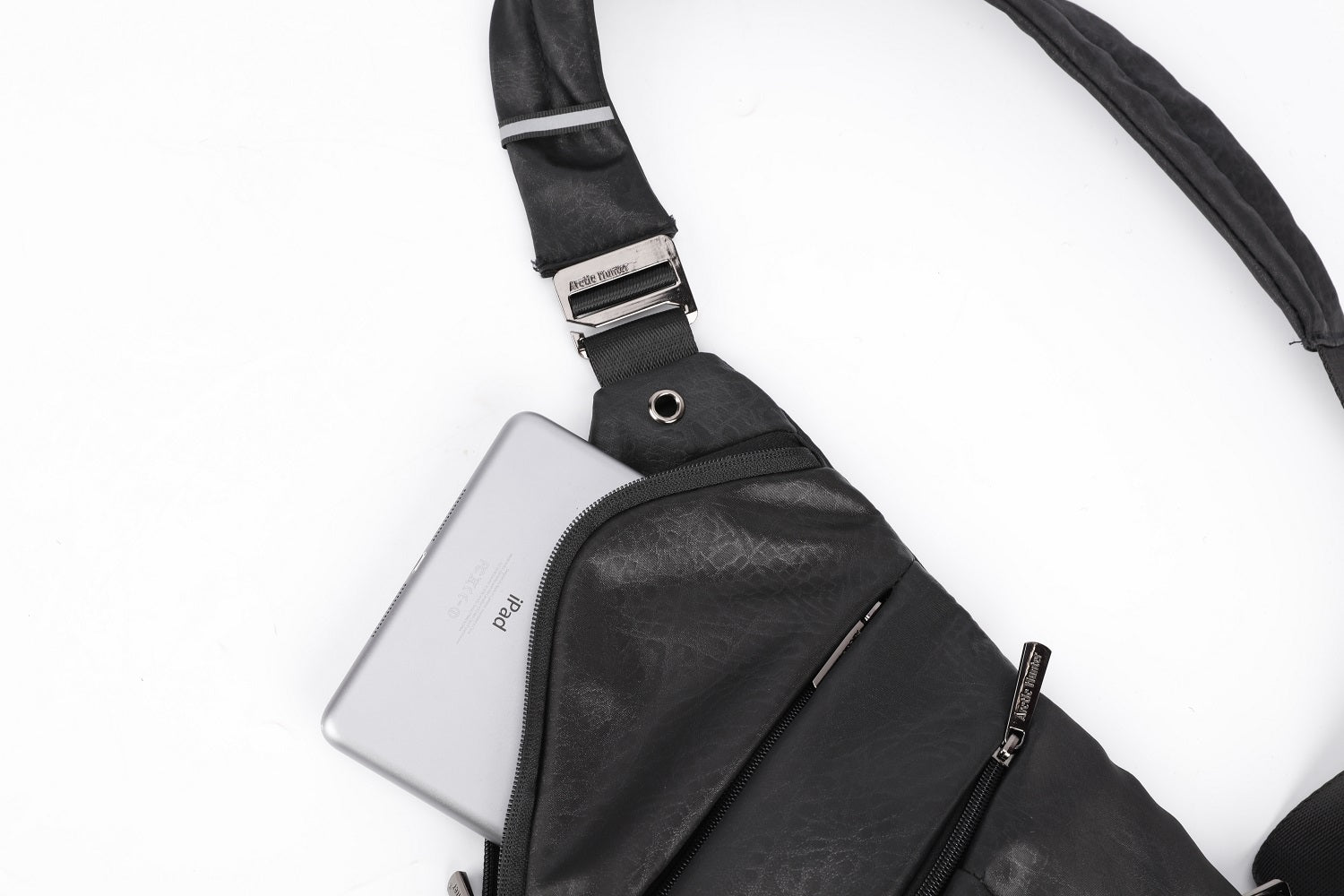 Side view der VertoXB Crossbody mit iPad-Fach und ergonomischem Gurt
