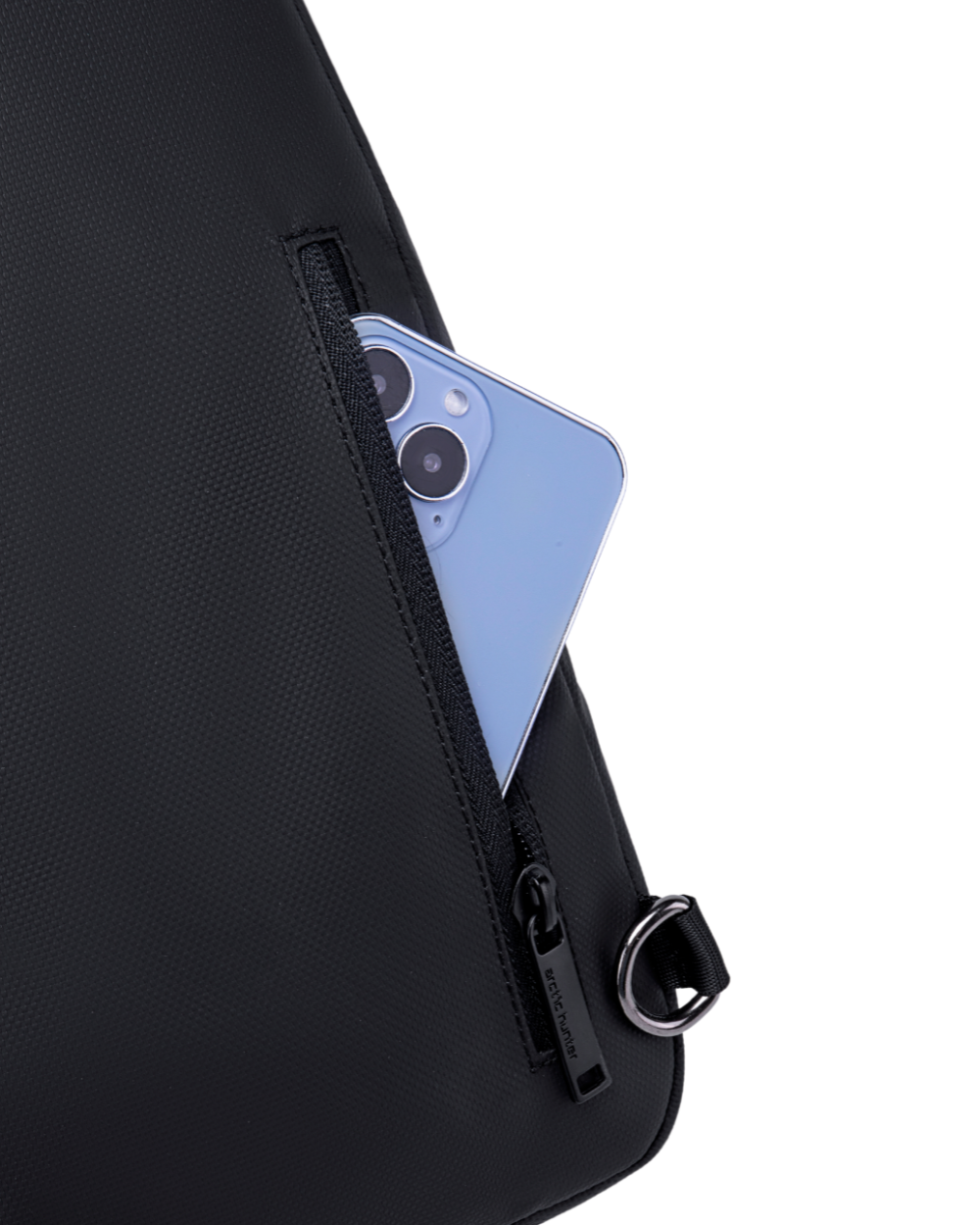 Rückansicht der Arctic Hunter Solid Crossbody-Tasche mit verstecktem Reißverschlussfach