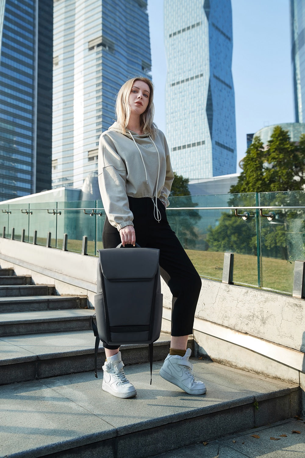 Flexipack Rucksack mit 180-Grad-Öffnung und Laptopfach – stilvoll getragen im urbanen Alltag