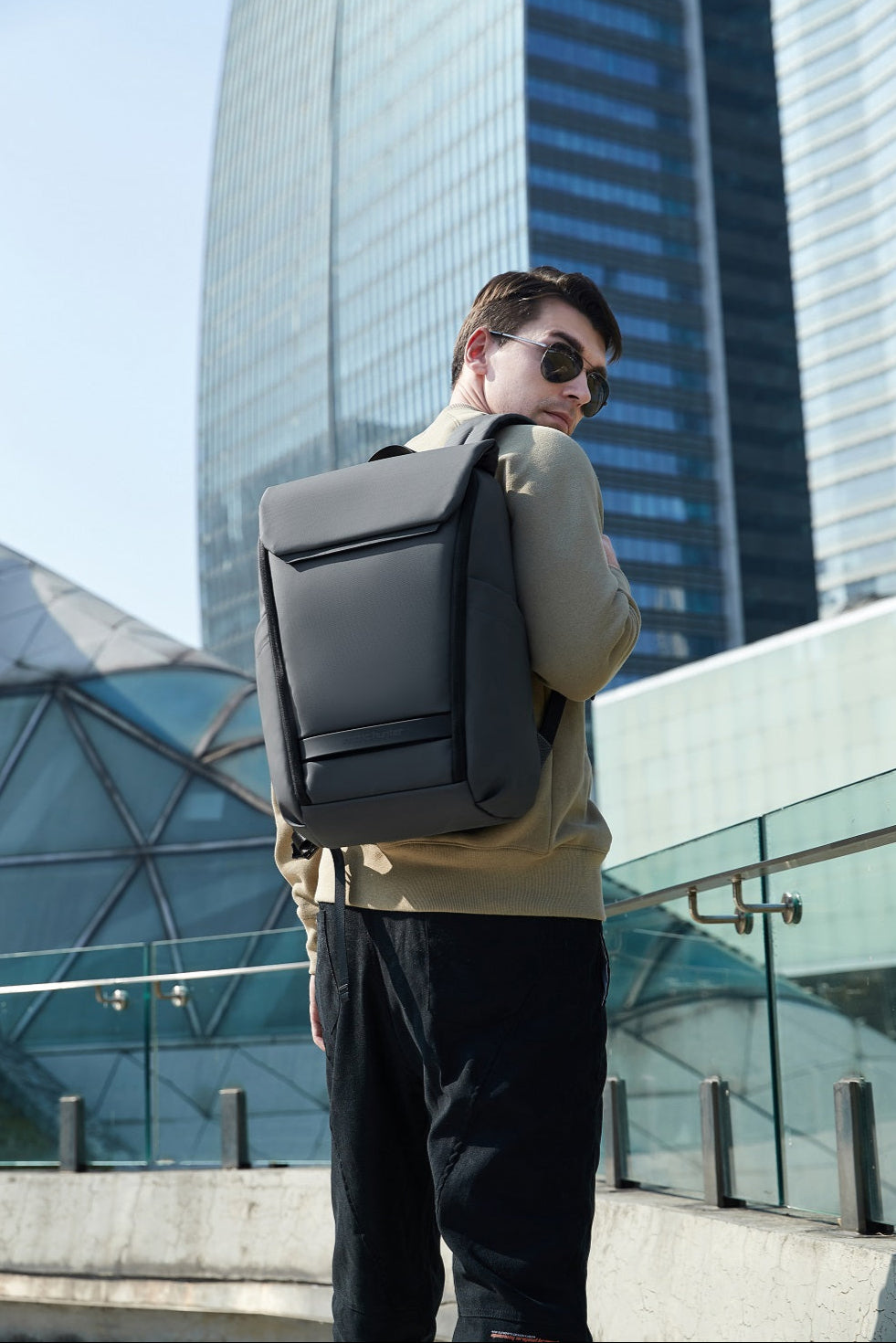Flexipack Rucksack mit 180-Grad-Öffnung und Laptopfach – stilvoll getragen im urbanen Alltag