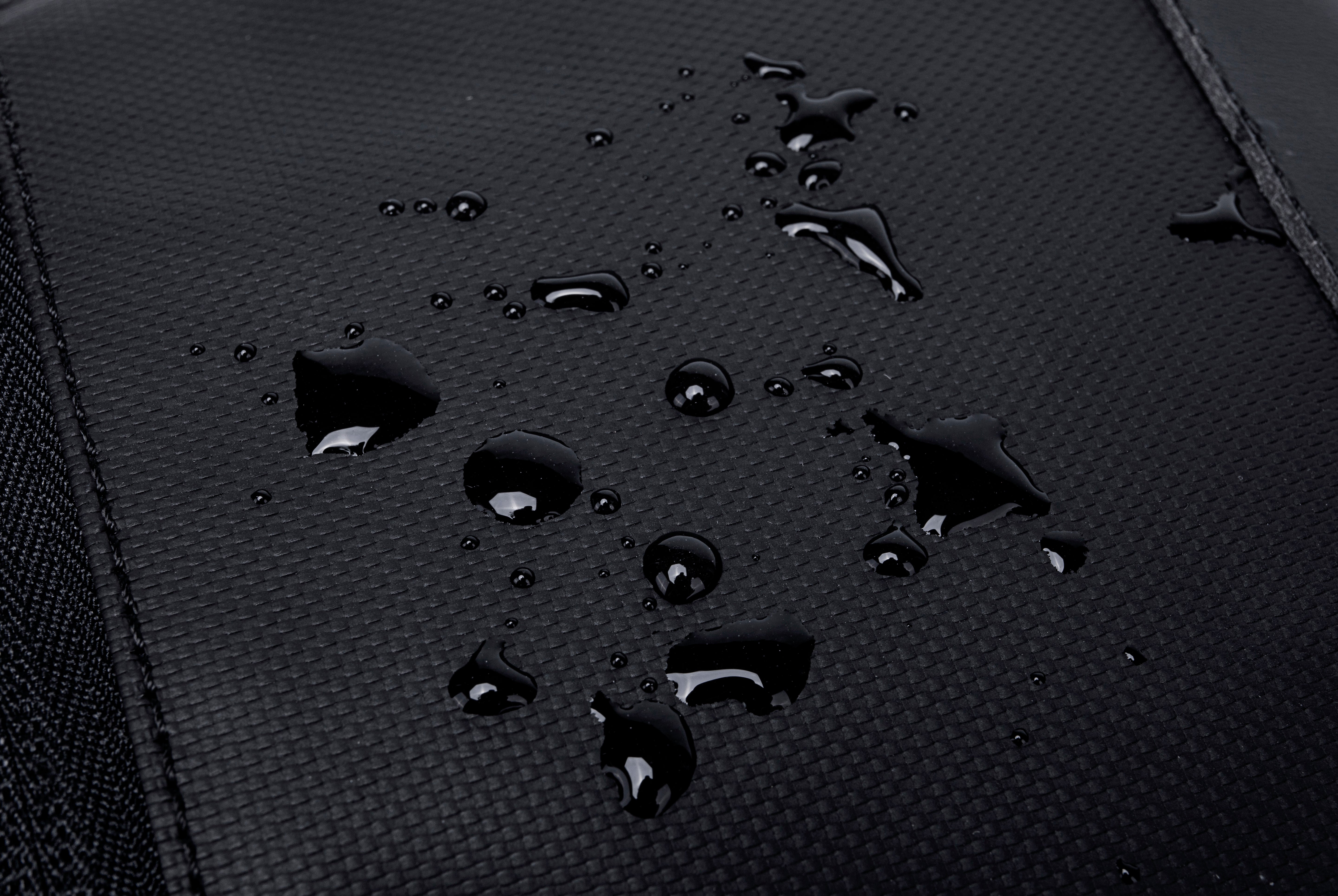 Detail des wasserabweisenden Polyester-Materials der Arctic Hunter Solid Crossbody-Tasche