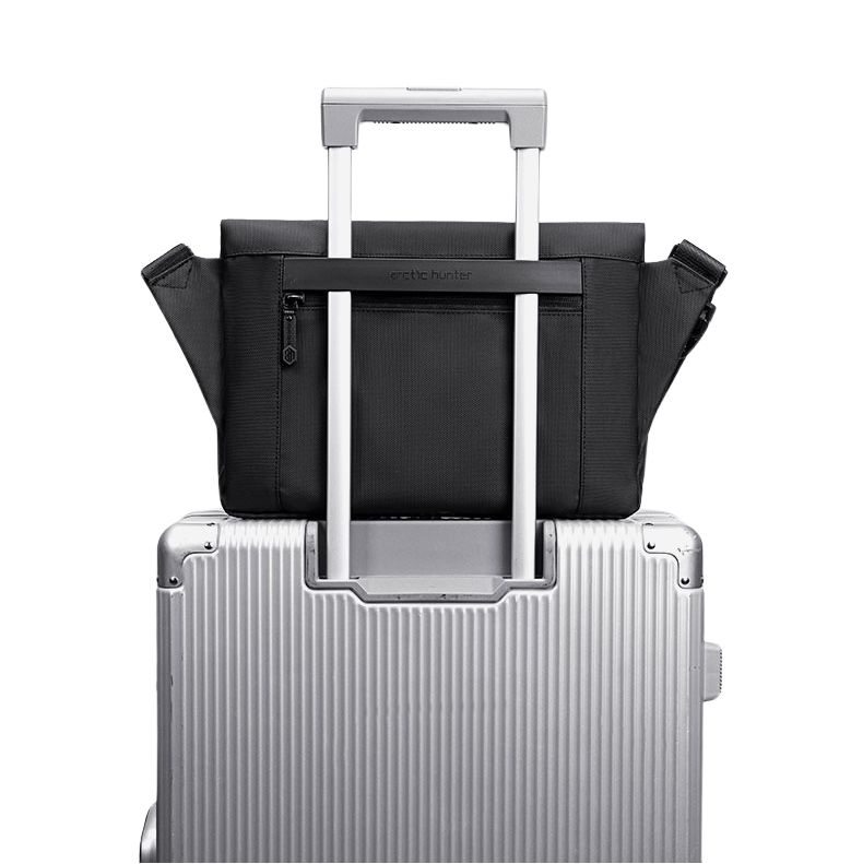 Arctic Hunter Charm Crossbody-Tasche mit Trolley-Gurt, befestigt am Koffer für entspanntes, organisiertes Reisen.