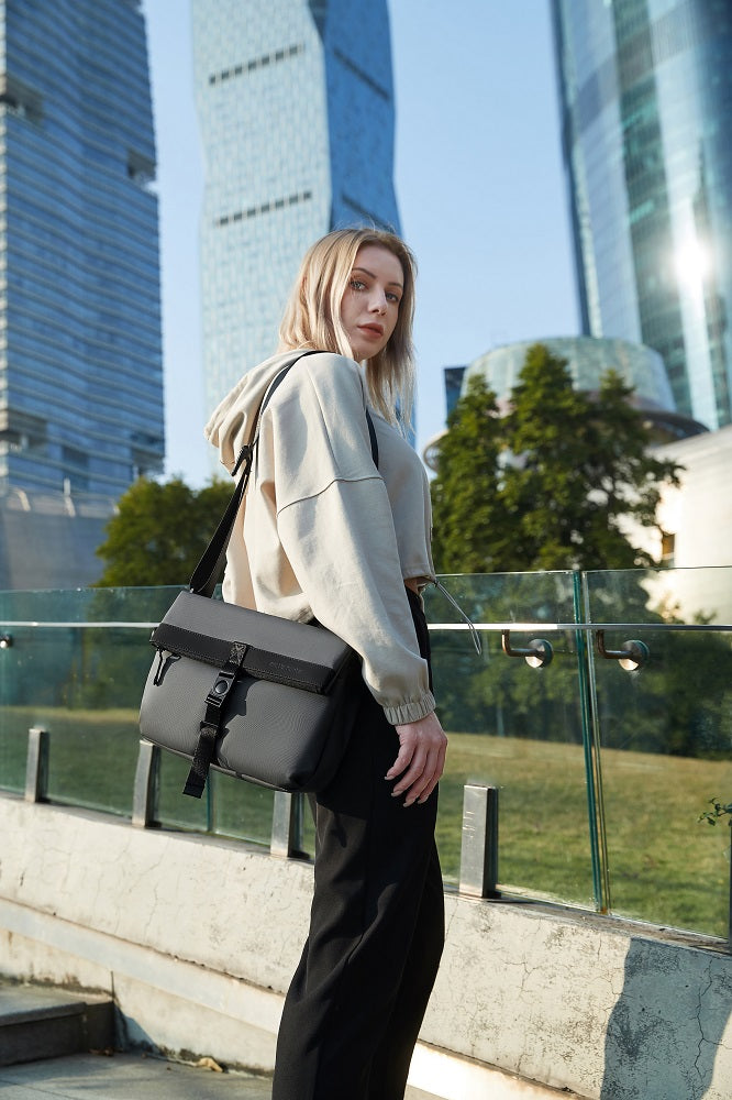 Crossbody Tasche Charm Arctic Hunter beim City-Trip getragen