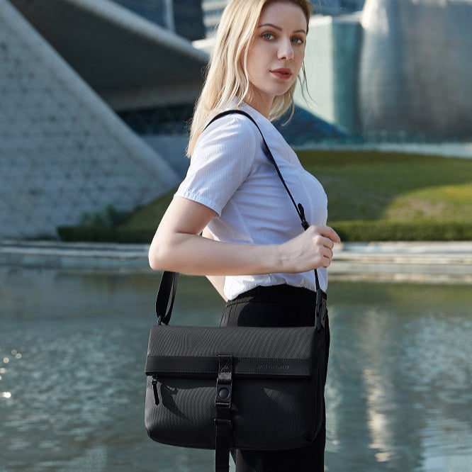 Frau mit Crossbody Tasche Charm Arctic Hunter auf dem Weg ins Büro