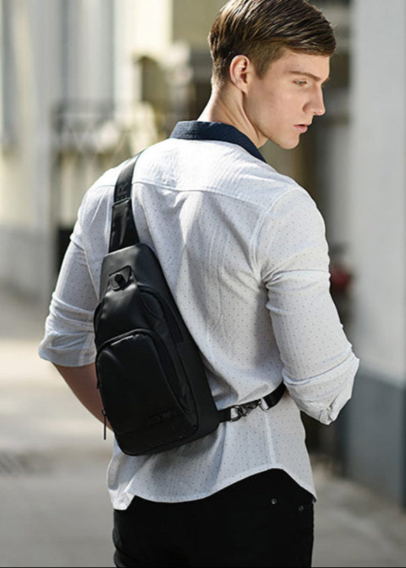 Model mit Arctic Hunter Solid Pro Crossbody-Tasche in schwarz, geeignet für Reise und Alltag