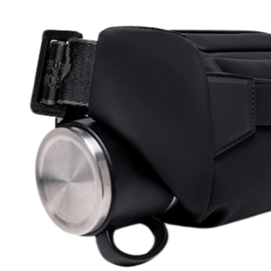 Seitliches Außenfach der Arctic Pro X Crossbody Tasche mit Trinkflasche