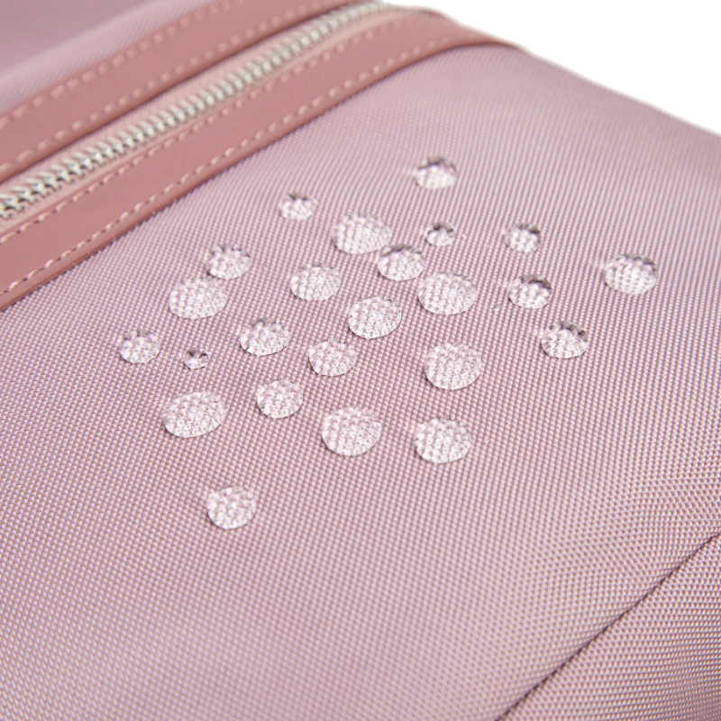 Detailaufnahme eines SC-Bag Rucksacks, auf dessen wasserabweisender Oberfläche Wassertropfen sichtbar abperlen, ideal für Schutz bei Regen im Alltag und auf Reisen.