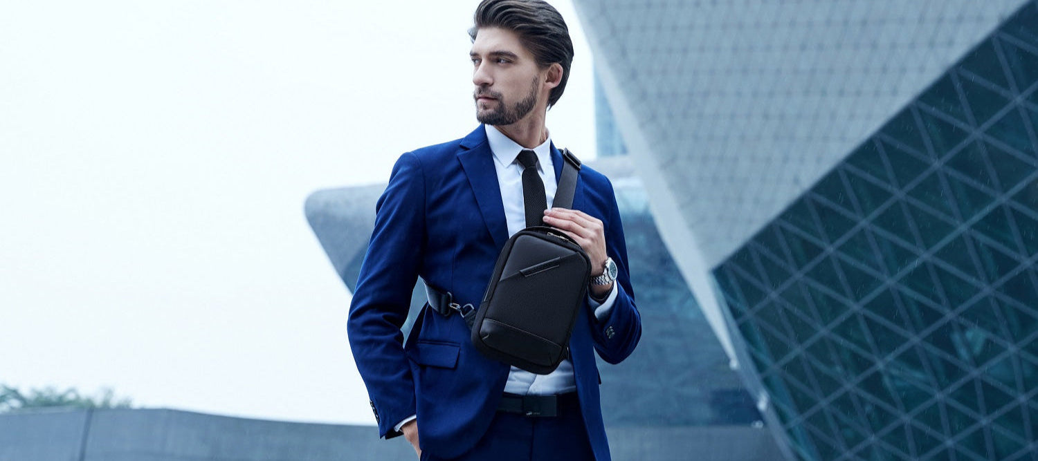 Mann trägt die EliteComps Crossbody Bag unterwegs – ideal für Alltag , Freizeit und arbeit.