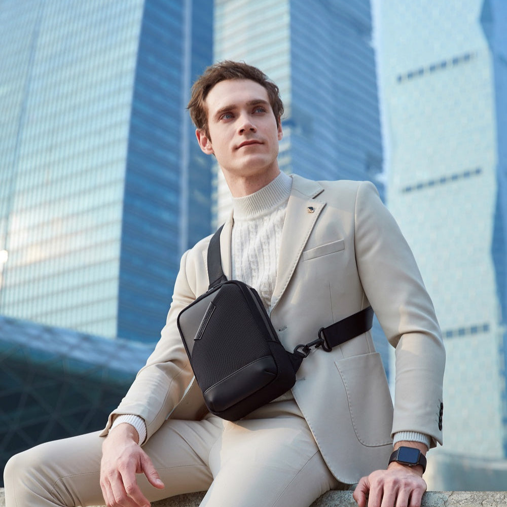 Mann trägt die EliteComps Crossbody Bag unterwegs – ideal für Alltag & Freizeit