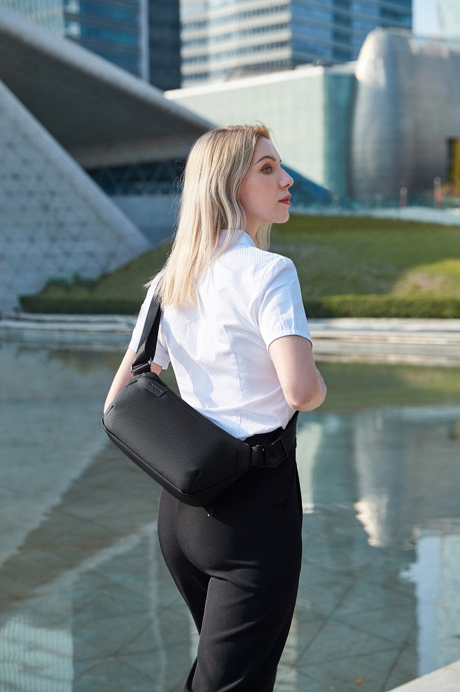 Crossbody Tasche Chill getragen auf Städtereise – kompakt und praktisch