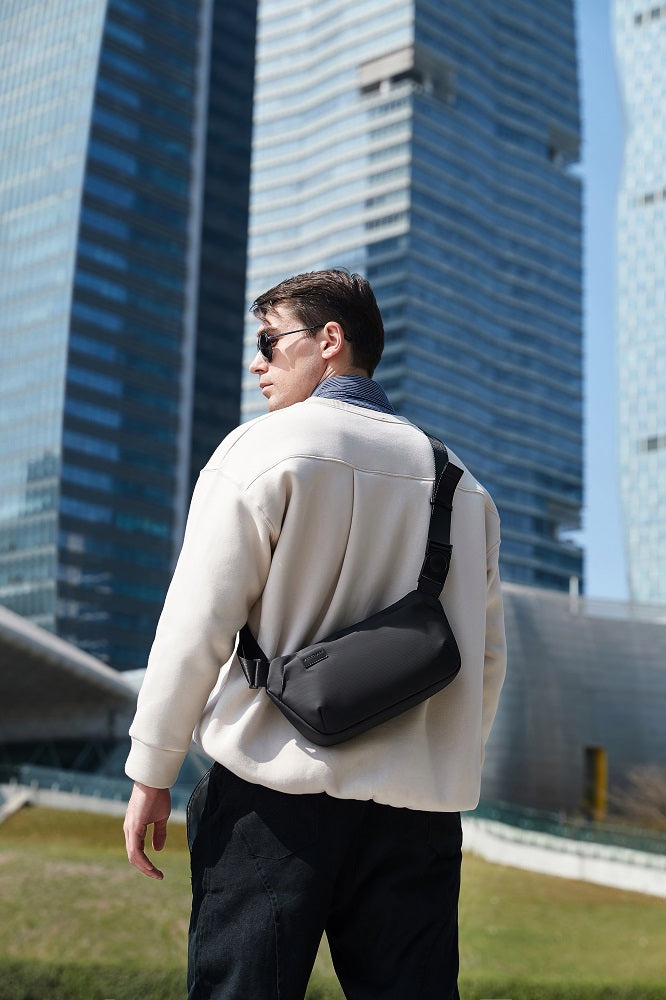 „Student mit Crossbody Bag Chill auf dem Campus
