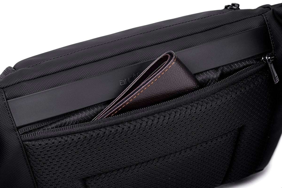 Rückansicht der Crossbody Whizy mit Diebstahlschutzfach nahe am Körper – sicher und zuverlässig