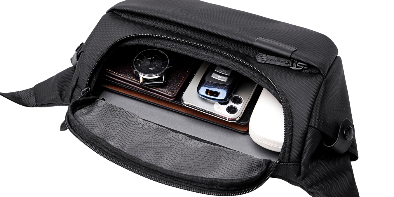 Seitenansicht der Crossbody Whizy – geöffnete Tasche zeigt durchdachten Stauraum für Essentials