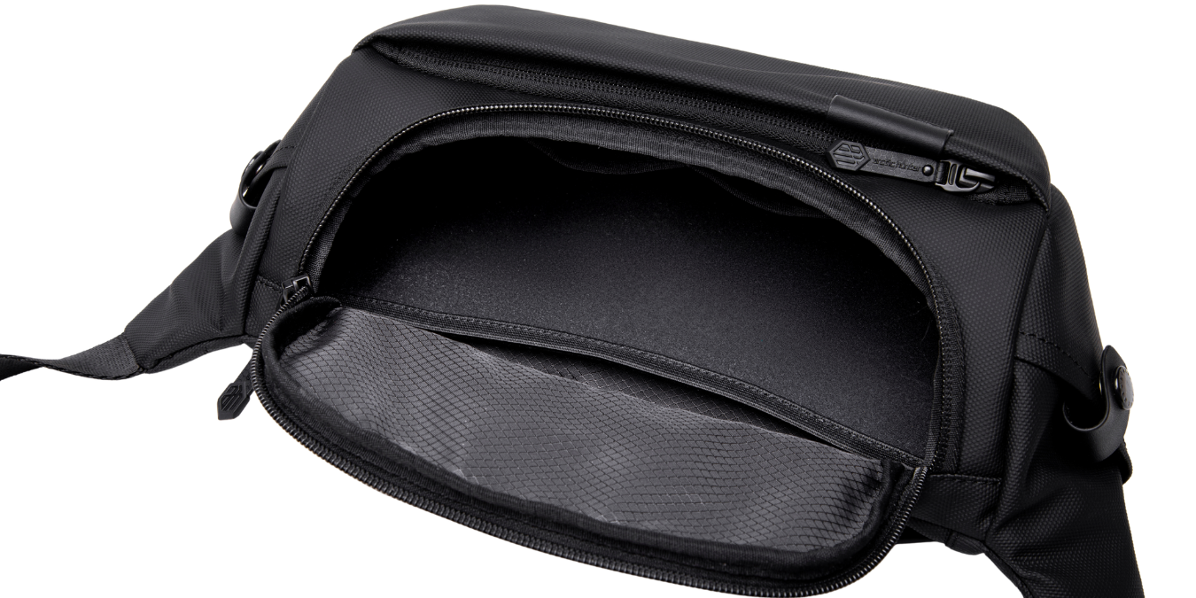 Seitenansicht der Crossbody Whizy – geöffnete Tasche zeigt durchdachten Stauraum für Essentials