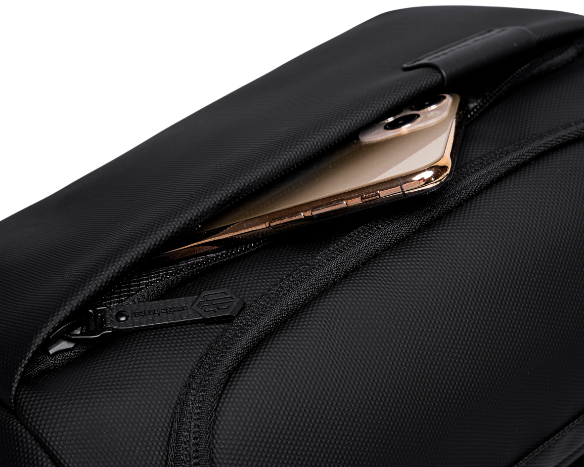 Fronttasche der Crossbody Whizy – schneller Zugriff auf wichtige Gegenstände