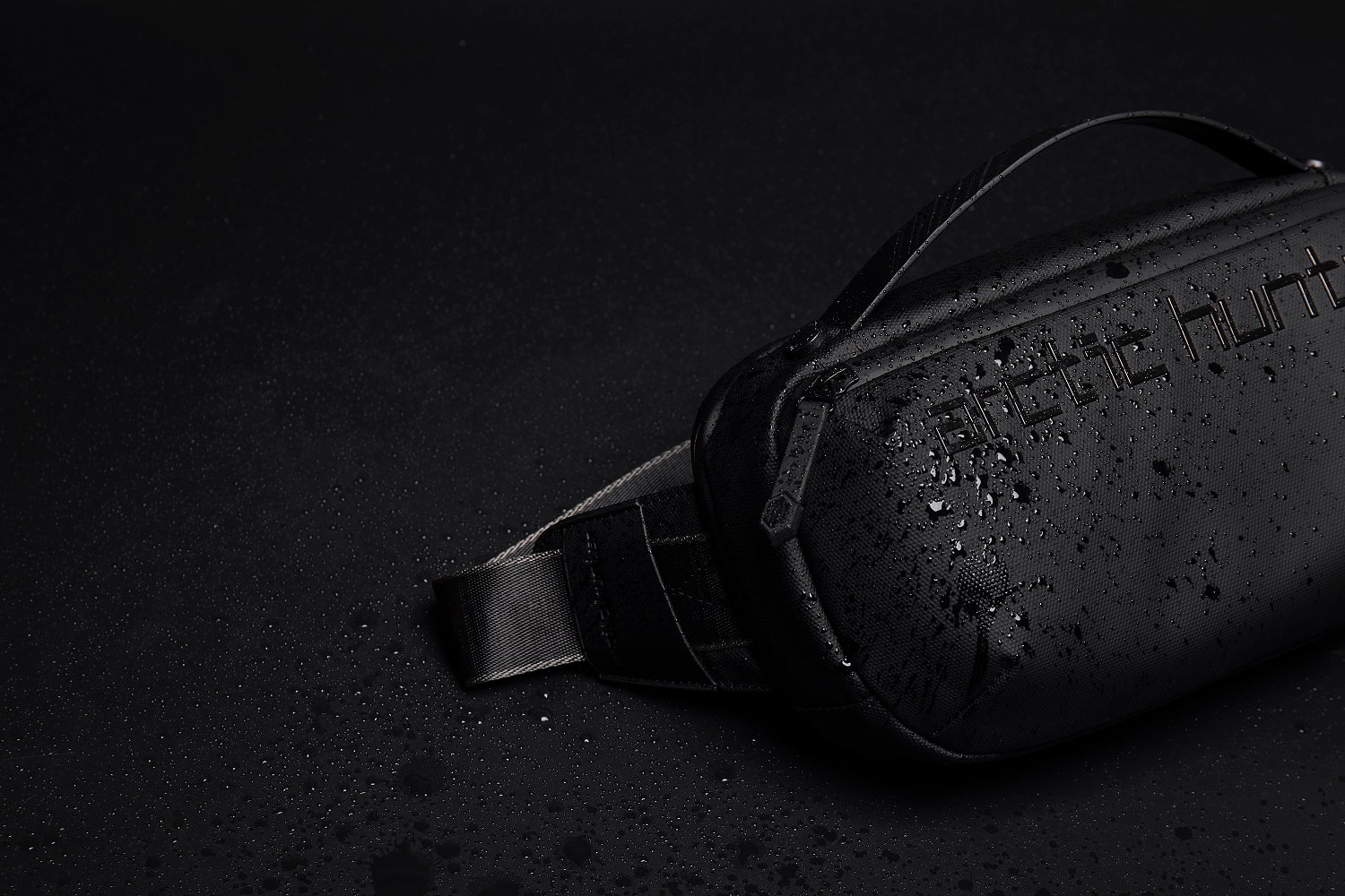 Robustes, wasserabweisendes Material der Freeway Sling Tasche – ideal für Alltag, Arbeit und Reisen.