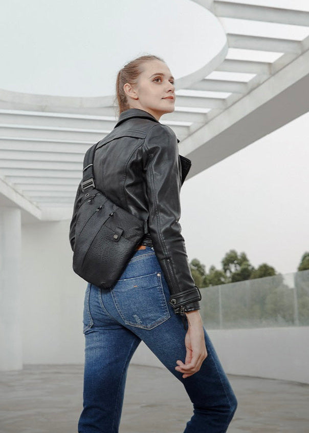 Model trägt VertoXB Crossbody ergonomisch – lässiger Stil beim reisen