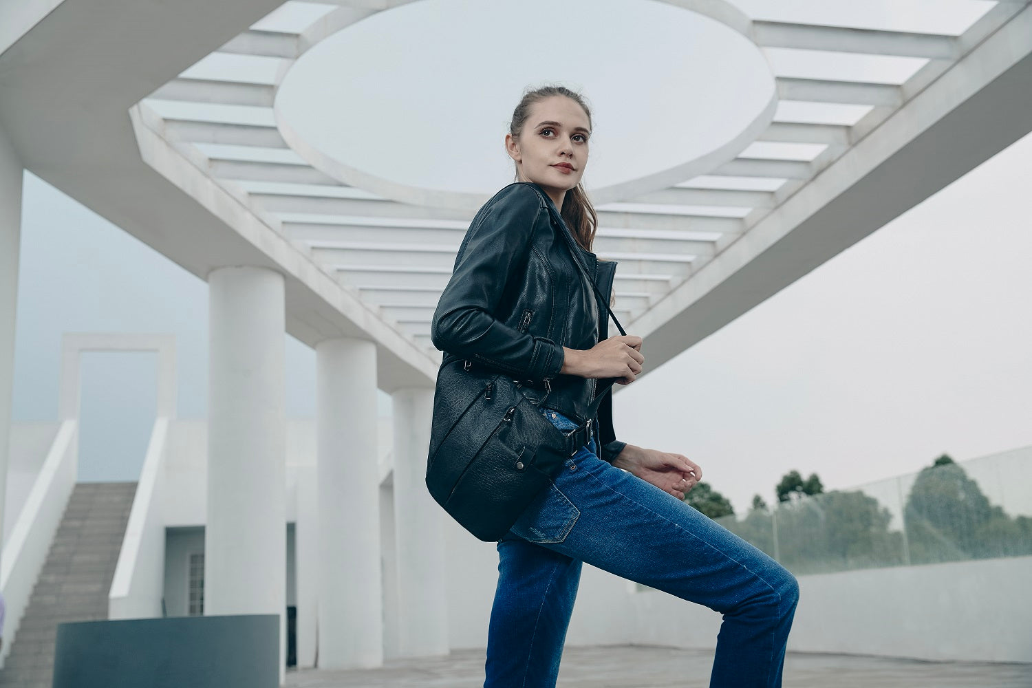 Model trägt VertoXB Crossbody ergonomisch – lässiger Stil beim reisen