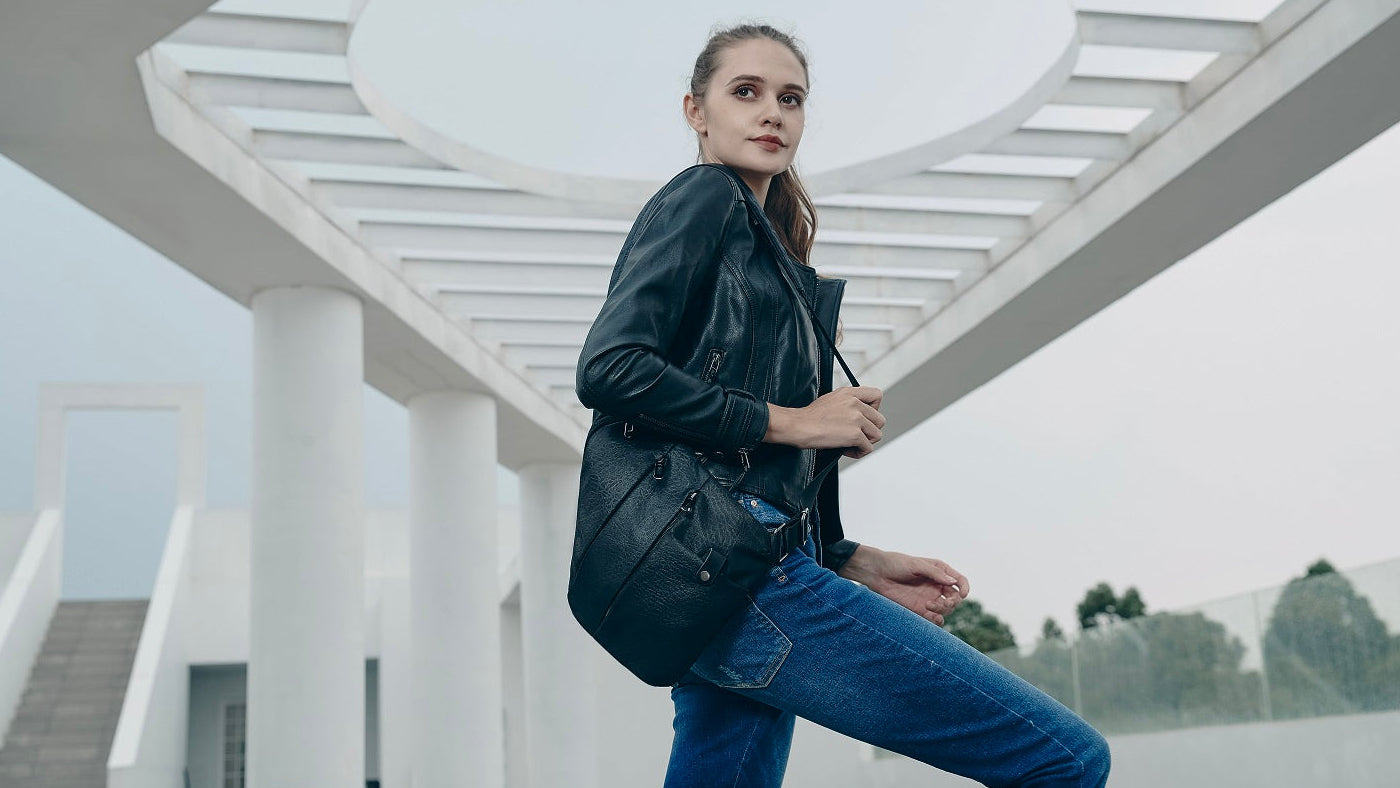 Frau trägt die Umhängetasche VertoXB von Arctic Hunter im urbanen Stil – ergonomisches Design und lässiger Look, ideal für Reisen, Alltag und City-Life.