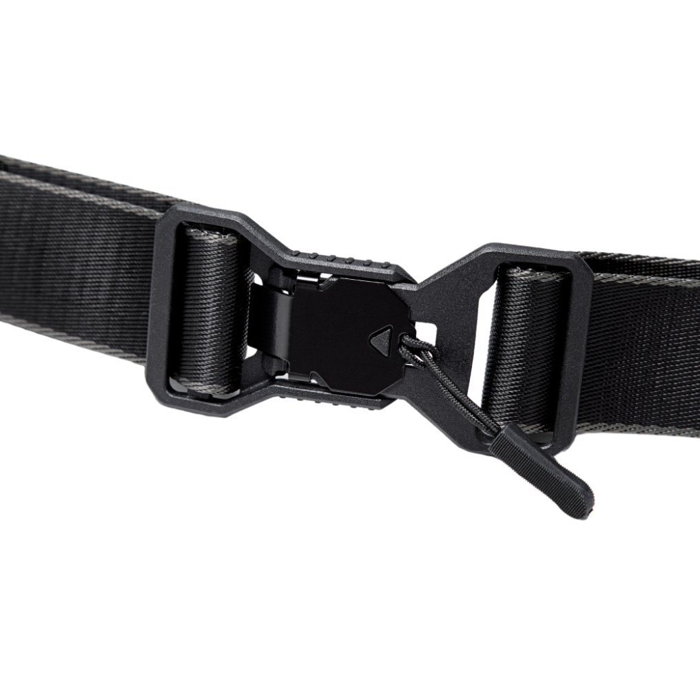 Magnetischer Schnellverschluss der Arctic Pro X Crossbody Tasche für einfaches An- und Abklicken des Gurts