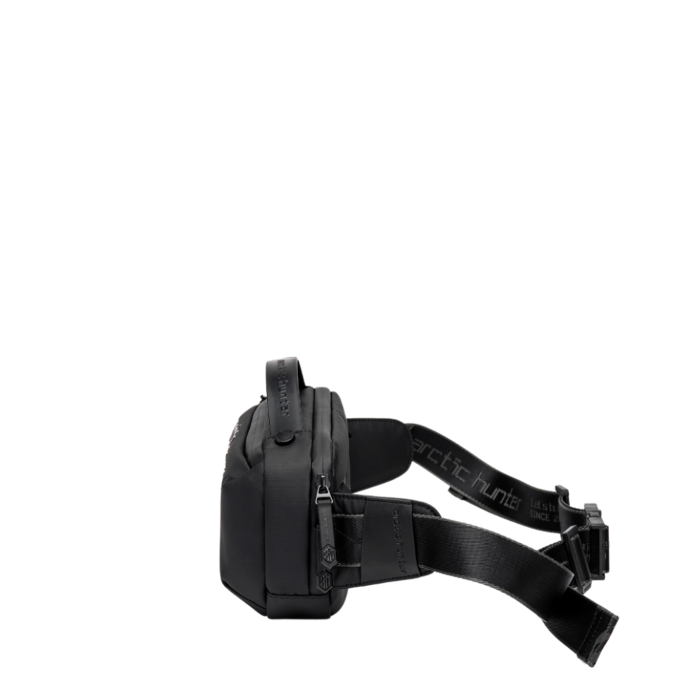 Frontansicht der Crossbody Tasche freeway sling in Schwarz – minimalistisch & hochwertig
