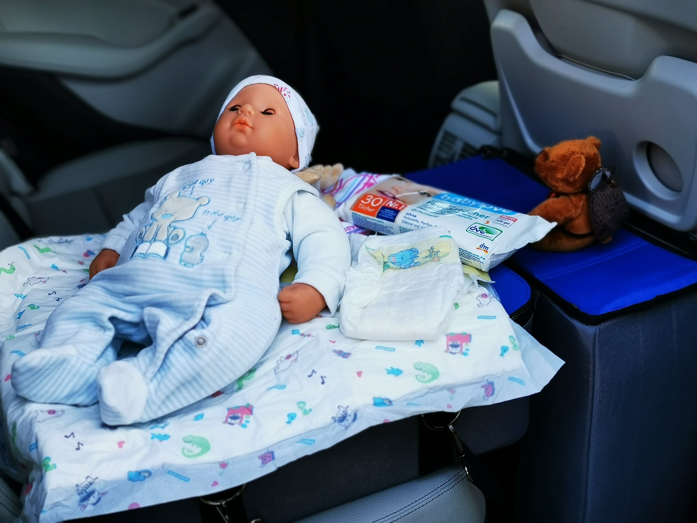 CSOS Auto Organizer als mobile Wickeltasche – Windeln, Feuchttücher und Pflegeartikel für Babys im Auto griffbereit.