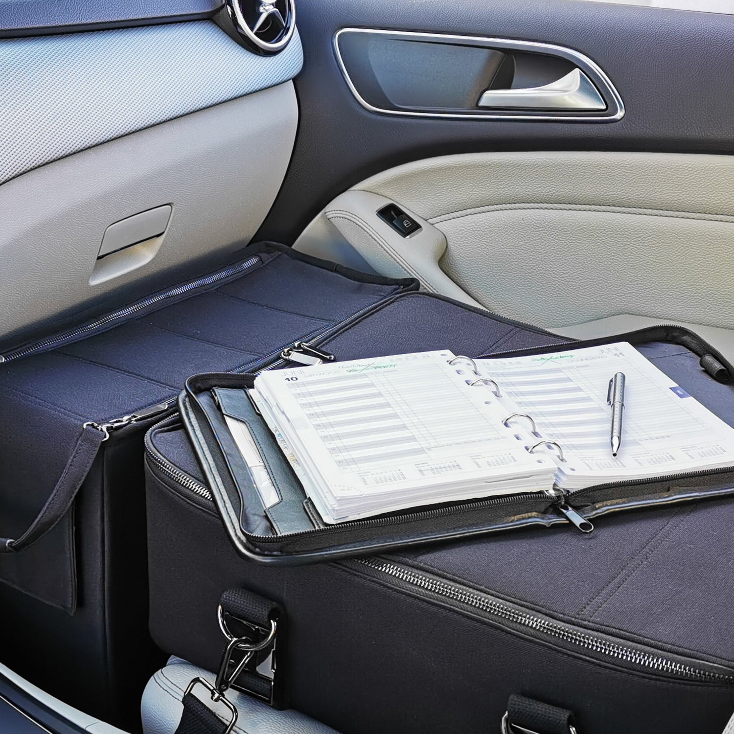 CSOS Sitz-Tasche als mobiles Car Office, geöffnet mit Schreibmappe und Unterlagen auf dem Beifahrersitz.