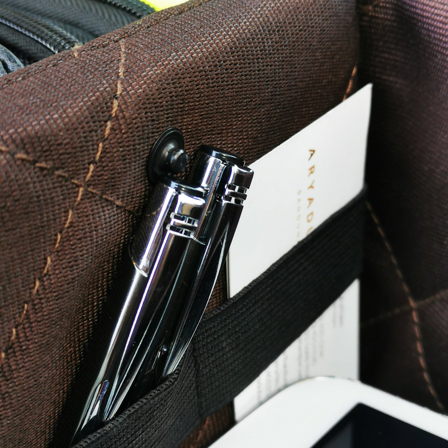 CSOS Car Organizer Detail mit elastischem Gummibandfach für Stifte, Karten und kleine Gegenstände im Auto.