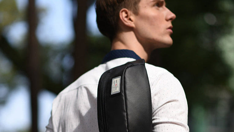Mann trägt Crossbody Tasche Drifty von SC-Bag über der Schulter – stylischer Freizeit- und Reisebegleiter