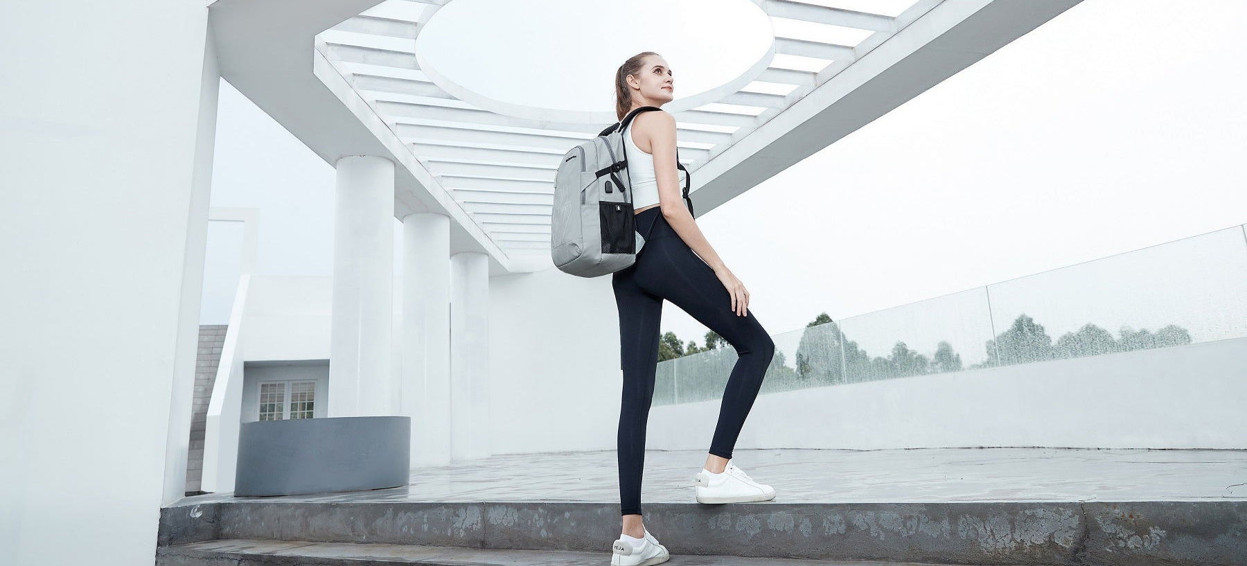 Frau trägt den Dynamic Duo Rucksack in Hellgrau – stylisch und vielseitig für den Alltag.