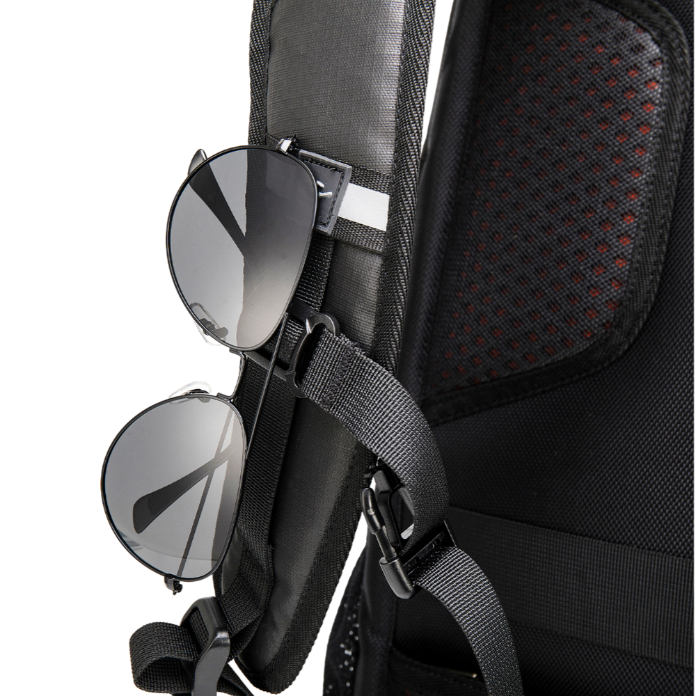 Integrierter Sonnenbrillenhalter am Dynamic Duo – sicher und griffbereit.
