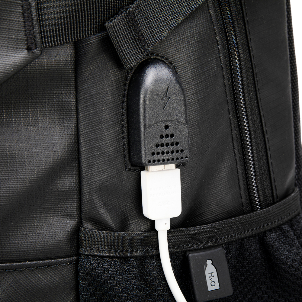 USB-Anschluss am Dynamic Duo Rucksack – bequemes Aufladen unterwegs.