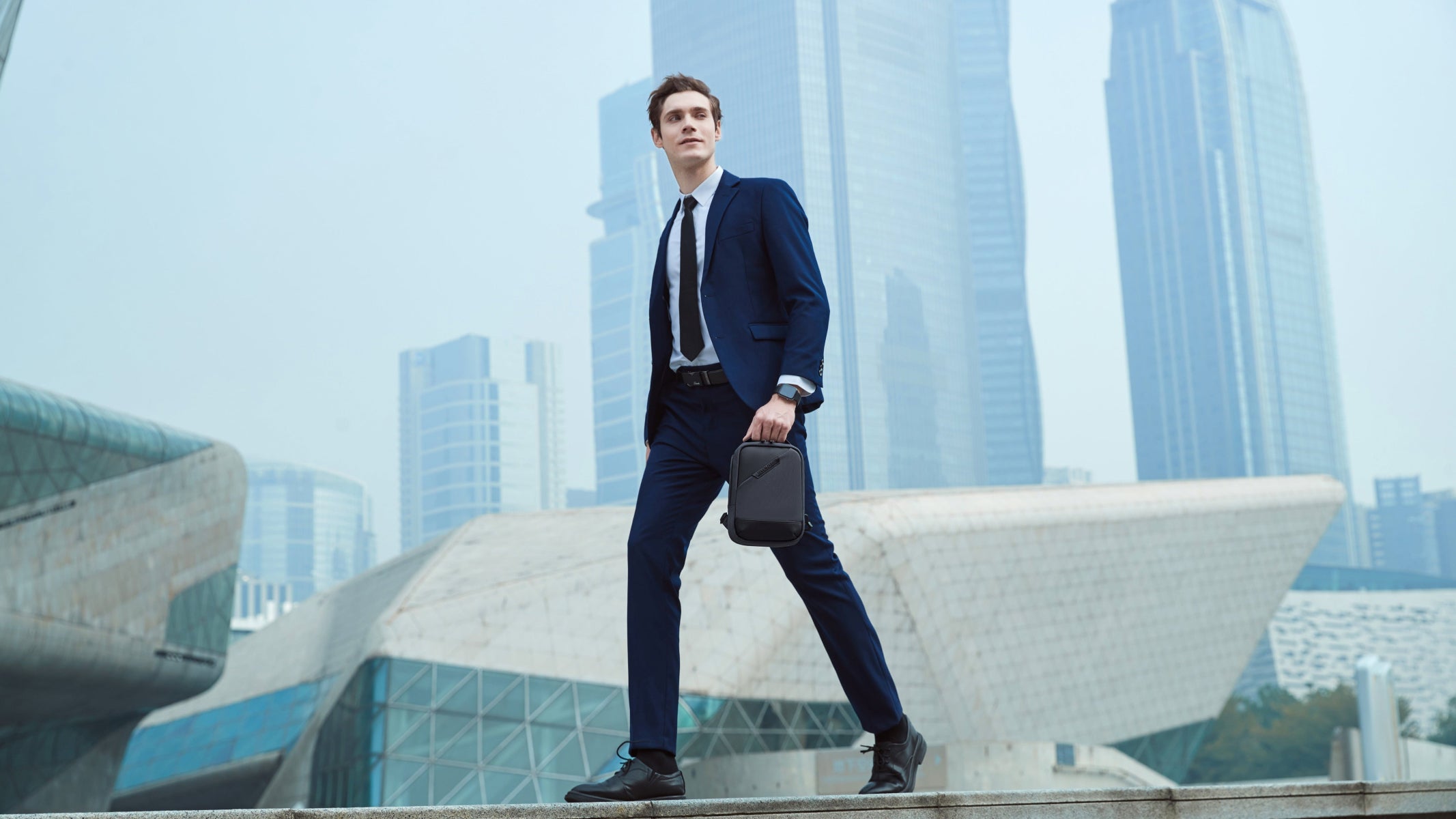 Mann trägt die EliteComps Crossbody Bag unterwegs für arbeit von Arctic Hunter Kollektion