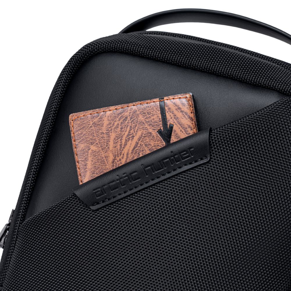 Durchdachtes Vordere Fach der EliteComps Crossbody Tasche, praktisch.