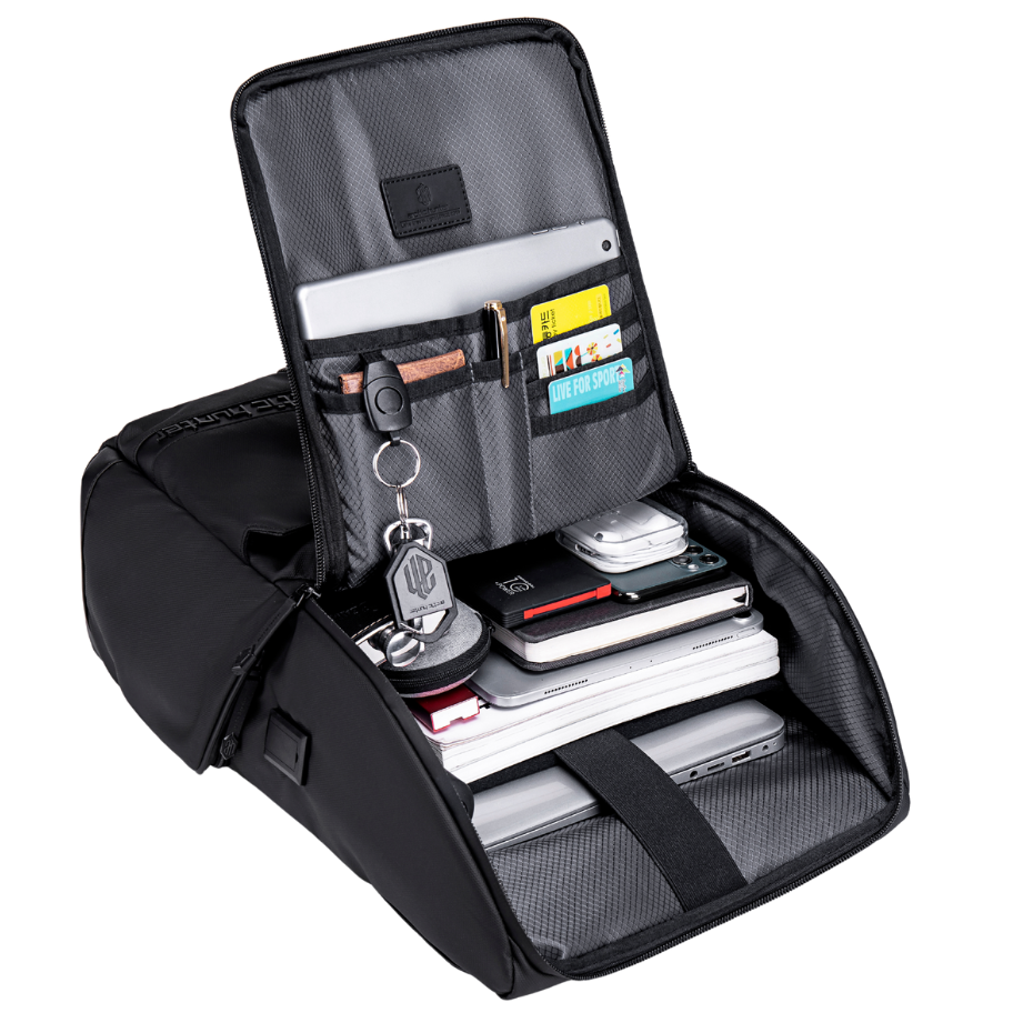 Jet Black Rucksack geöffnet – befüllt und organisiert mit Laptop, Tablet und Zubehör