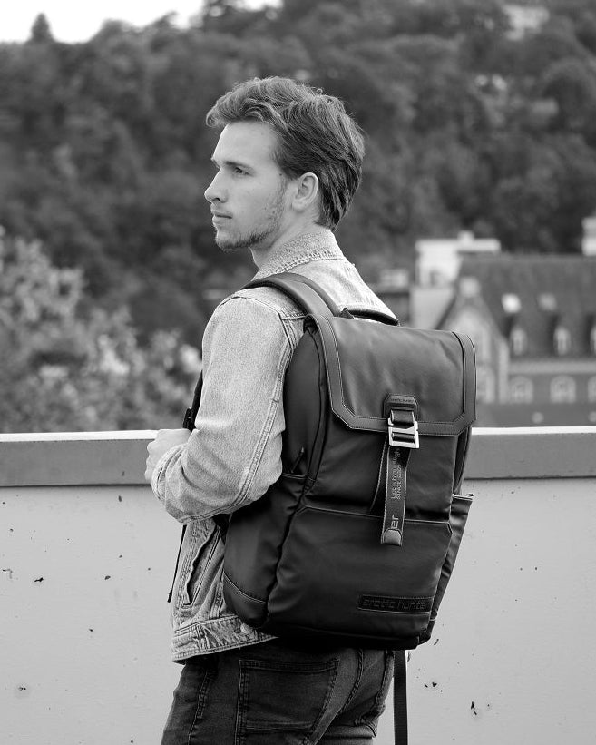 Jet Black Rucksack im Einsatz – stylischer Begleiter für Büro, City und Reise