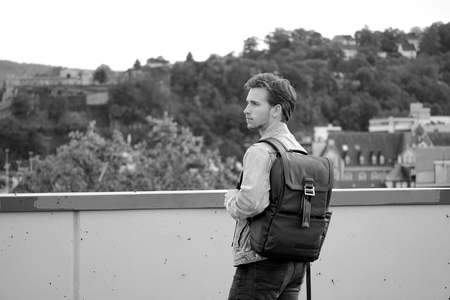 Jet Black Rucksack im Einsatz – stylischer Begleiter für Büro, City und Reise