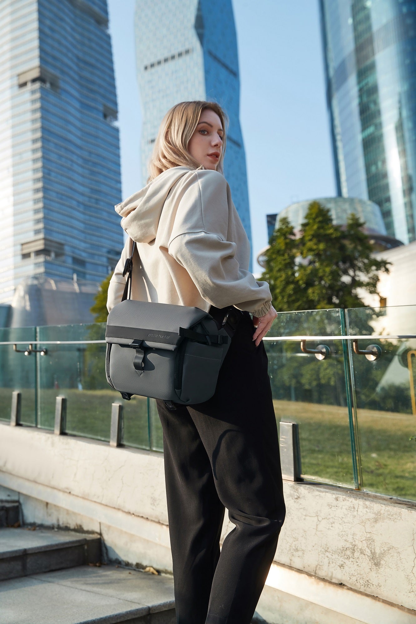 Fotografin trägt die ArcticFlex Pro Kameratasche über der Schulter in urbaner Umgebung – modern, stilvoll und funktional.